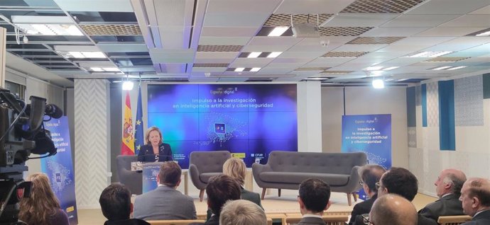 La vicepresidenta primera y ministra de Asuntos Económicos, Nadia Calviño, durante la clausura de la presentación de la red de Cátedras de inteligencia artificial y ciberseguridad este lunes 14 de noviembre en Madrid.