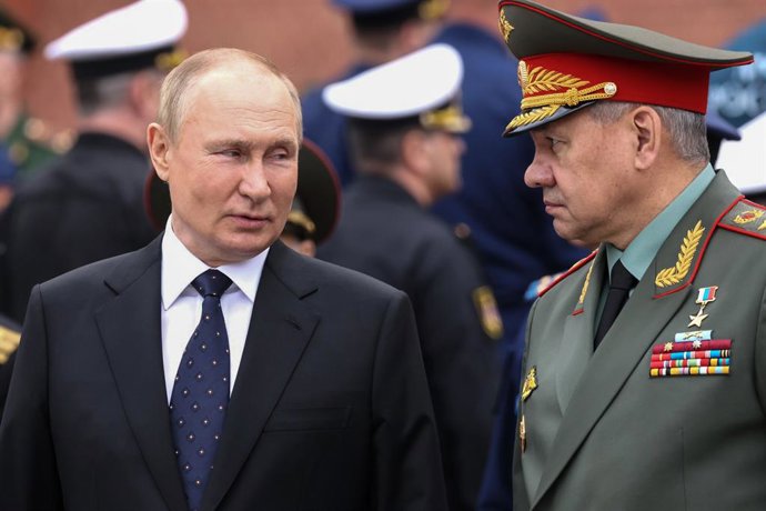 Archivo - HANDOUT - 22 June 2022, Russia, Moscow: Russian President Vladimir Putin stands with Russian Defence Minister Sergei Shoigu during a wreath laying ceremony at the Tomb of Unknown Soldier, marking the 81st anniversary of the Nazi invasion of th