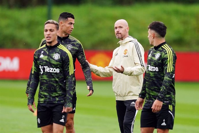 Archivo - El técnico del Manchester United, Erik ten Hag, conversa con Cristiano Ronaldo durante un entrenamiento.