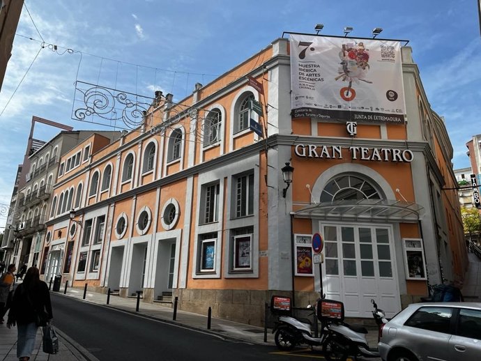 El Gran Teatro de Cáceres luce el cartel de la MAE 2022