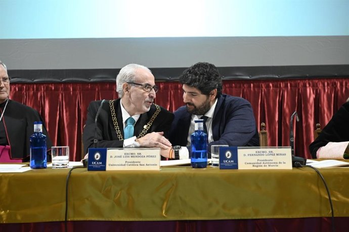 El jefe del Ejecutivo murciano, Fernando López Miras, a la derecha, junto al presidente de la Universidad Católica San Antonio, José Luis Mendoza, en la apertura del curso académico 2022-2023