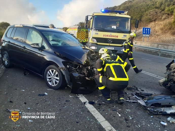 Colisión frontal entre dos vehículos en Tarifa (Cádiz)