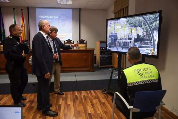 El alcalde de Málaga, Francisco de la Torre, junto al edil de Seguridad, Avelino Barrionuevo,en dependencias de la Jefatura de la Policía Local de Málaga para presentar cámaras de videovigilancia