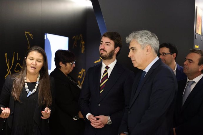 García-Gallardo en la visita a  la exposición.