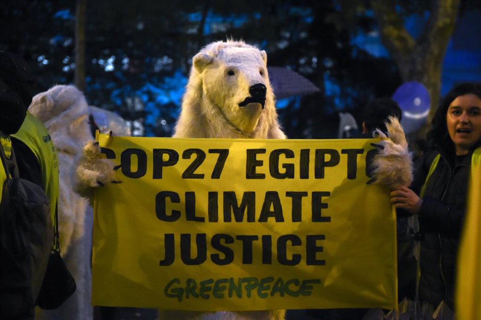 Un persona vestida de oso polar con una pancarta de Greenpeace se manifiesta por un cambio de modelo energético, a 12 de noviembre de 2022, en Madrid (España). Bajo el lema de Justicia Climática y energética Ya. Exigimos Acción, CCOO Madrid y Alianza 
