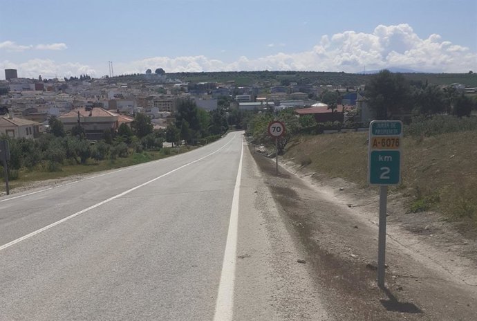 Archivo - Carretera A-6076 con Mengíbar al fondo.