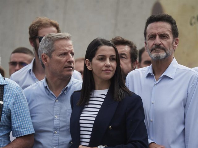 Archivo - La presidenta de Ciudadanos, Inés Arrimadas (2d), y el vicesecretario general de Ciudadanos y portavoz en el Congreso, Edmundo Bal (1d), en una concentración de apoyo a las Fuerzas y Cuerpos de Seguridad del Estado en Alsasua (Navarra).
