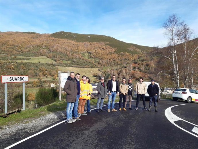 Acto de recepción oficial en Suárbol de las obras de renovación del firme de la carretera LE-3203 a su paso por Suárbol.