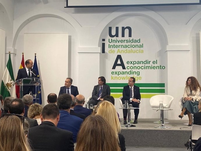 El secretario general de Universidades destaca el papel de la UNIA en las titulaciones interuniversitarias.