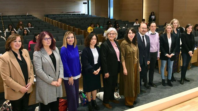 Xornada de sensibilización e prevención da violencia sexual da mocidade organizada por la USC con el rector, Antonio López, la delegada del rector para Igualdade, Marta Pérez, y la conselleira de Promoción do Emprego e Igualdade, María Jesús Lorenzana.