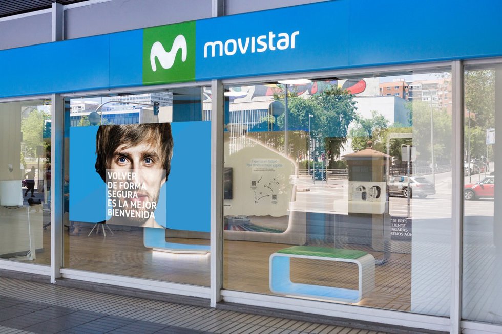 Archivo - Tienda de Movistar en la calle General Perón (Madrid) 