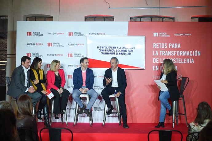 El vicepresidente de Hostelería España y presidente de Hostelería Madrid, José Antonio Aparicio (2i), interviene en el encuentro informativo de Europa Press con Mahou sobre los 'Retos para la Transformación de la Hostelería en España', en el Espacio Eph