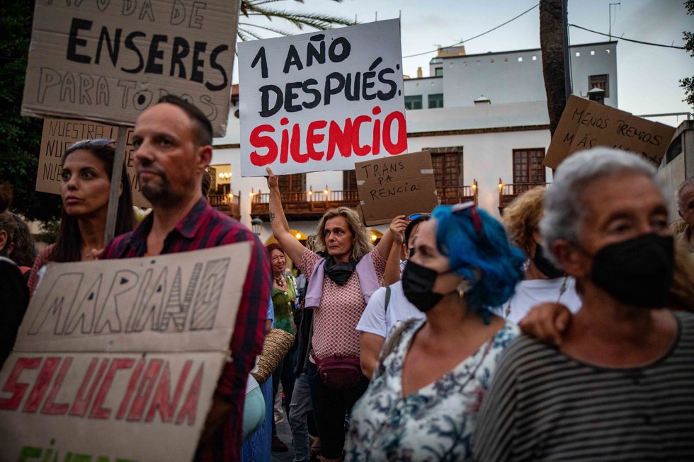 Un grupo de personas durante una manifestación 'silenciosa' de protesta contra la gestión de la reconstrucción en La Palma, a 19 de septiembre