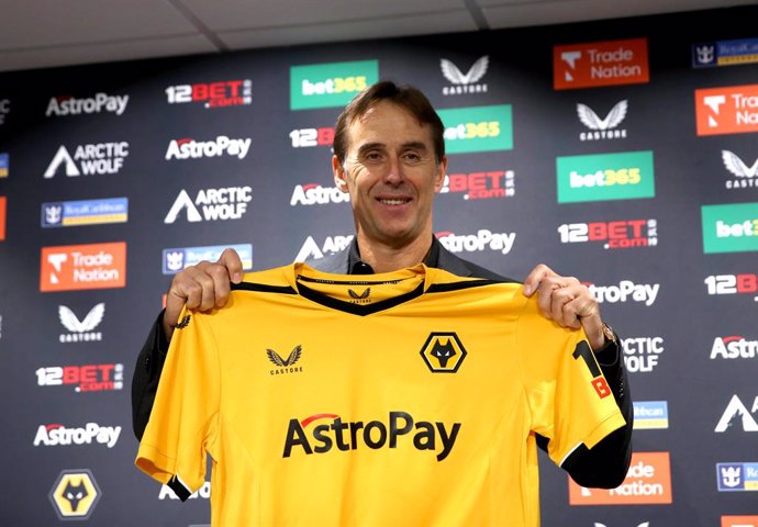 14 November 2022, United Kingdom, Wolverhampton: Wolverhampton Wanderers manager Julen Lopetegui holds up the team's jersey during his presentation press conference at Molineux Stadium. Photo: Simon Marper/PA Wire/dpa