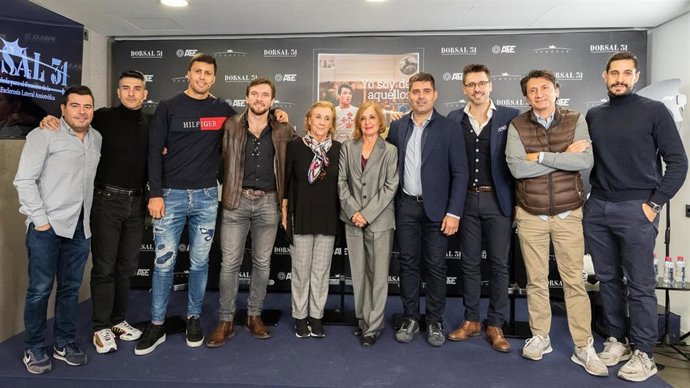 Foto de familia tras la presentación de la canción 'Yo soy de aquellos' para ayudar en la investigación de la ELA