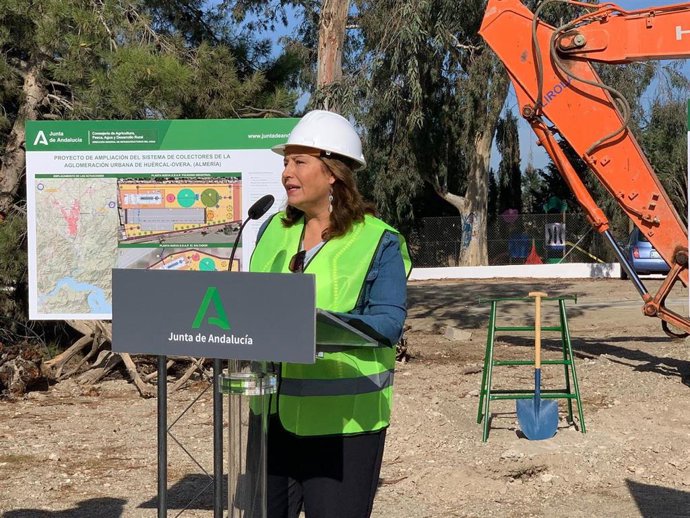 La consejera de Agricultura, Carmen Crespo, asiste al inicio de unas obras de depuración en Huércal-Overa (Almería).