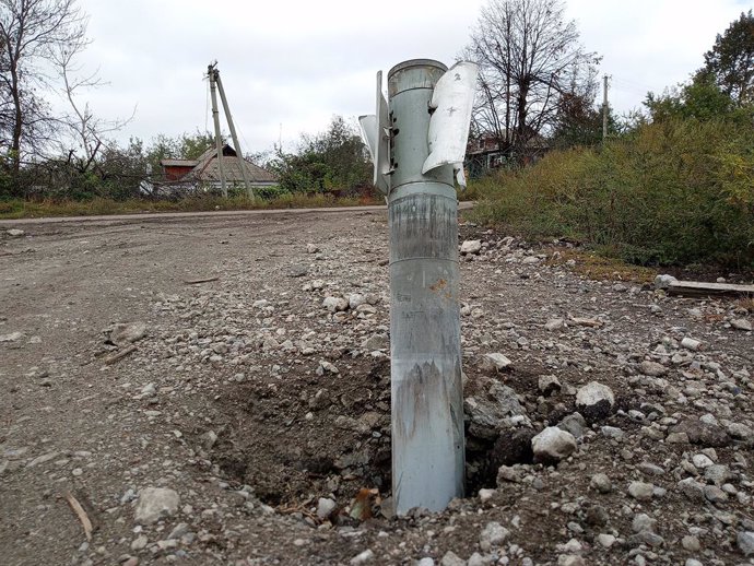 Archivo - September 29, 2022, Kharkiv Region, Ukraine: A russian army projectile stuck in the asphalt in the village of Peremoha, Kharkiv Region, north-eastern Ukraine.