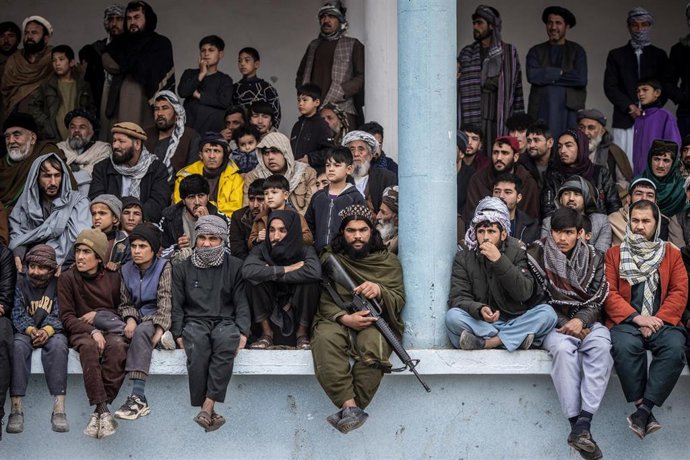 Un miembro de los talibán con un rifle M-16.