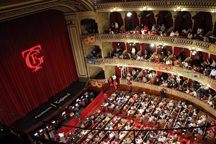 Archivo - Imagen del interior del Gran Teatro Falla en una función de Carnaval. Archivo