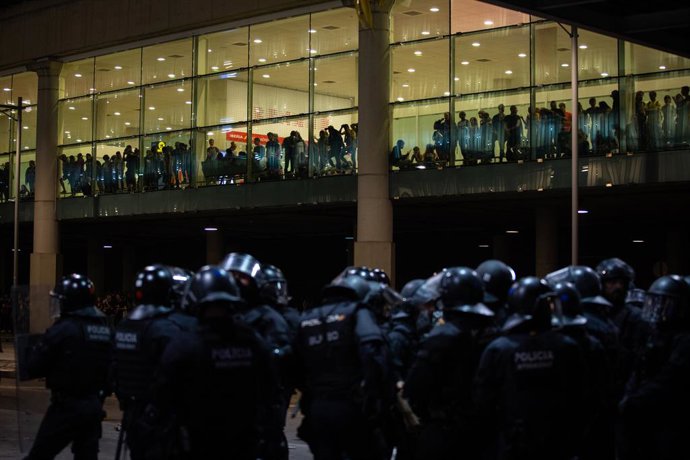 Archivo - Imatge d'arxiu de policies i manifestants a l'Aeroport de Barcelona