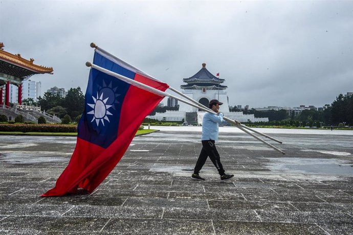 Imagen de archivo de un hombre con una bandera de Taiwán.