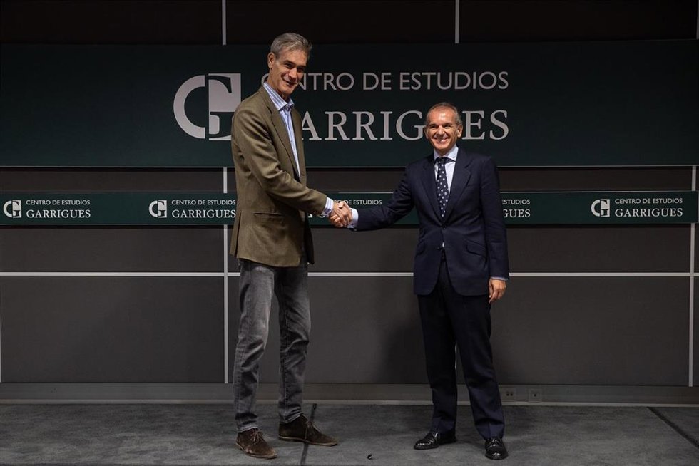 Antonio Martín, presidente de la acb con Félix Plaza, presidente del Centro de Estudios Garrigues, en la presentación del MBA Sports, Business And Law