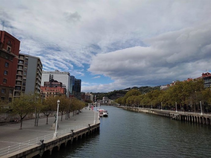 Cielos cargados de nubes en Bilbao (archivo)