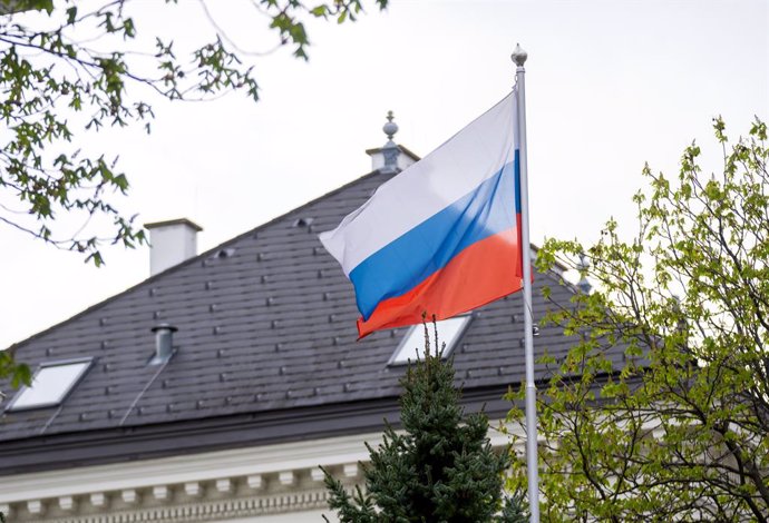 Archivo - 07 April 2022, Austria, Vienna: A Russian flag flies in front of the Russian embassy in Vienna. After several days of hesitation, Austria has joined several European countries and expelled Russian diplomats. Photo: Georg Hochmuth/APA/dpa