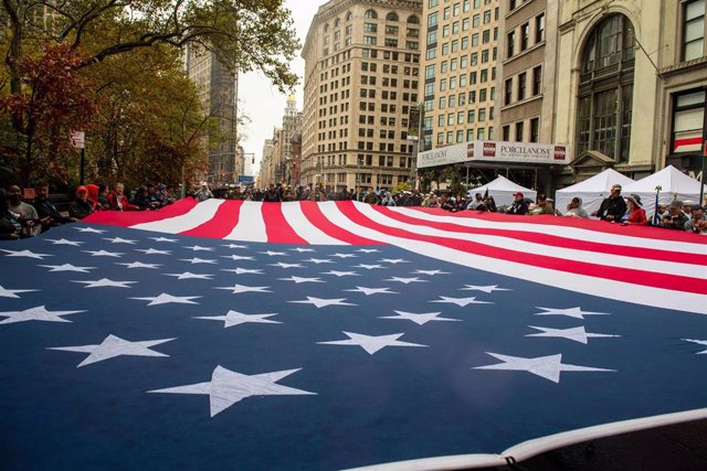 Imagen de archivo de una bandera de EEUU desplegada en una calle de Nueva York.