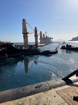 Vista de la varrera anticontaminación que rodea al buque OS35, semihundido en Gibraltar