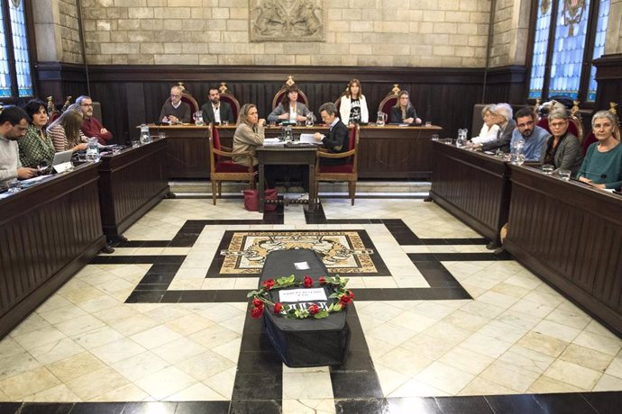 Imagen del pleno municipal en el Ayuntamiento de Girona en el que la Policía Municipal de la localidad ha entrado un feretro para simular "la muerte de confianza" con la alcaldía