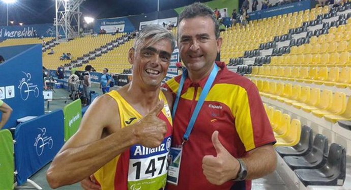 El atleta paralímpico José María Pámpano y su entrenador, Agustín Rubio