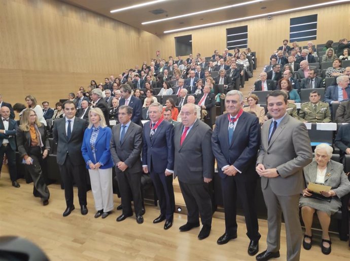 El presidente de la Audiencia de Córdoba (en el centro) y el de la Sección Civil (segundo por la derecha), distinguidos con la Cruz de San Raimundo de Peñafort.