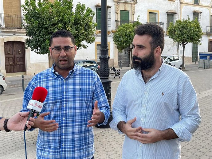 Floren Santos interviene junto a Alberto Mayoral.