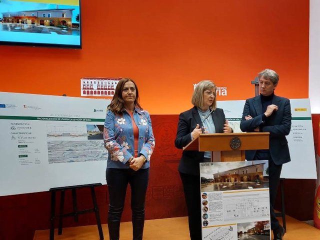 María Luisa Domínguez, presidenta de ADIF, entre Virginia Barcones y Carlos Martínez.