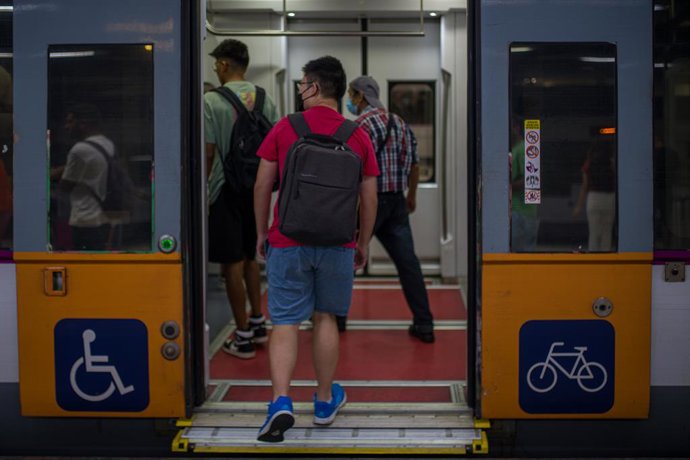 Archivo - Imatge d'arxiu de passatgers en un tren de Renfe