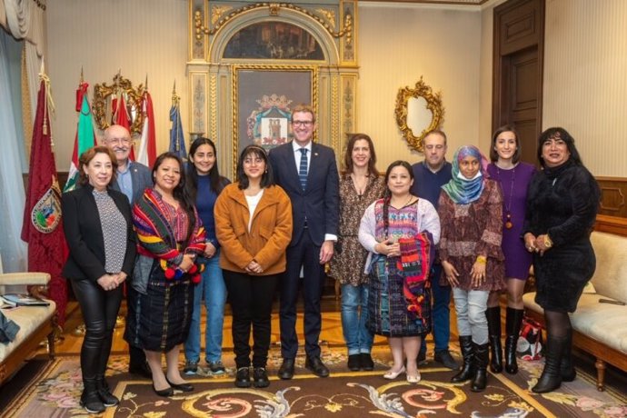 Mujeres de Colombia, Guatemala, Perú y El Salvador especialistas en lucha contra violencias machistas visitan Vitoria