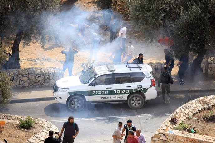Archivo - Policías israelíes en un olivar palestino en Jerusalén Este