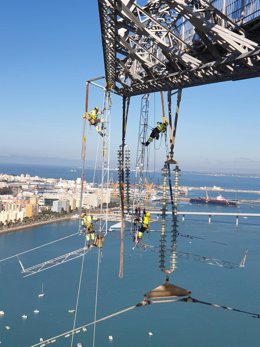 Vista de los trabajos para sustituir el cableado de las torres de la Bahía de Cádiz