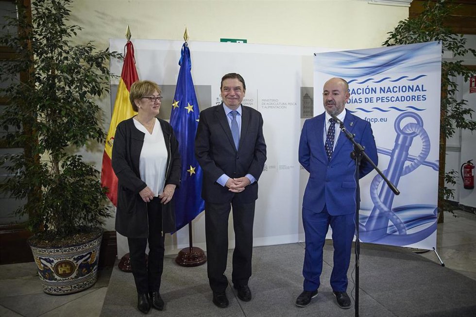 El ministro de Agricultura, Luis Planas, el presidente de la FNCP, Basilio Otero, y la secretaria general de Pesca, Alicia Villauriz, intervienen en el acto de inauguración de la XI Asamblea de la Federación Nacional de Cofradías de Pescadores (FNCP), 