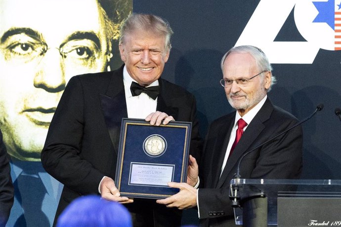 El expresidente estadounidense Donald Trump recibe en Medallón de Oro Theodor Herzl de la Organización Sionista de Estados Unidos (ZOA) en un acto en Nueva York