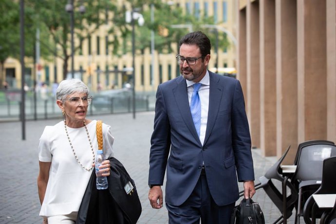 Archivo - Arxivo - L'ex-crrec de Convergncia Democrtica de Catalunya (CDC) David Madí surt acompanyat de la seva advocada, Olga Tubau, en una imatge d'arxiu