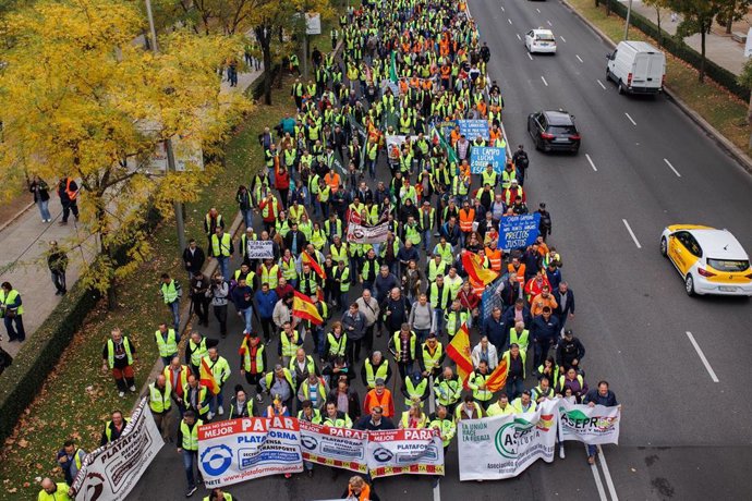 Decenas de personas participan en la manifestación de transportistas, a 14 de noviembre de 2022, en Madrid (España). 