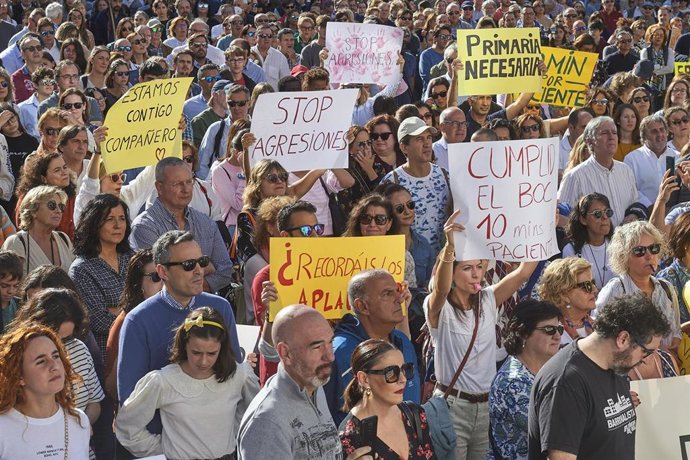 Concentración de protesta celebrada este domingo en la Plaza del Ayuntamiento de Santander para reclamar una Atención Primaria de Calldad.