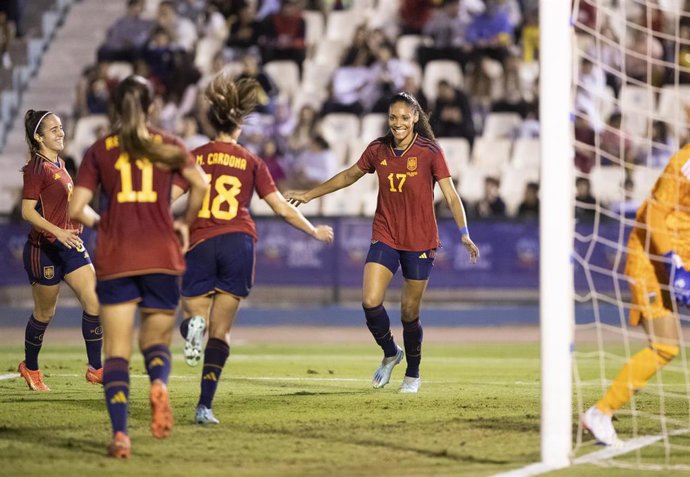Las jugadoras de la selección española celebran uno de los goles de Salma Paralluelo en el amistoso ante Argentina
