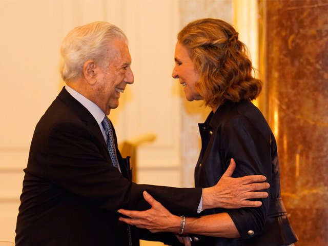 Mario Vargas Llosa y la infanta Elena durante la entrega del Premio Capote de las Artes 2022