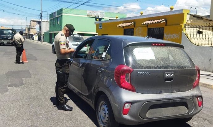 Archivo - Agente de la Policía en Ecuador