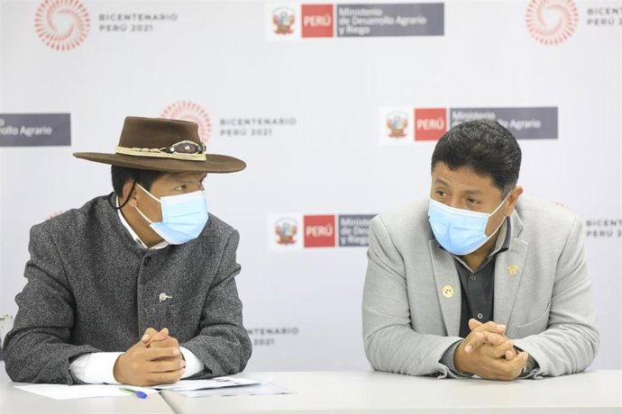 El congresista Raul Doroteo en el Ministerio de Agricultura peruano