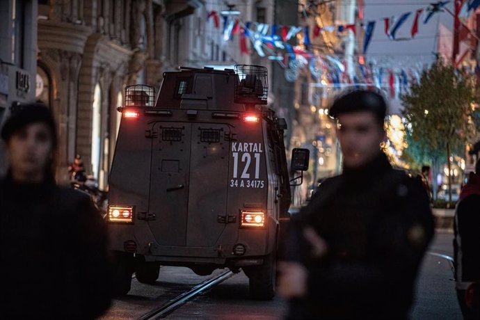 Un vehículo de Policía en el lugar del atentado en la avenida Istiklal en Estambul, Turquía