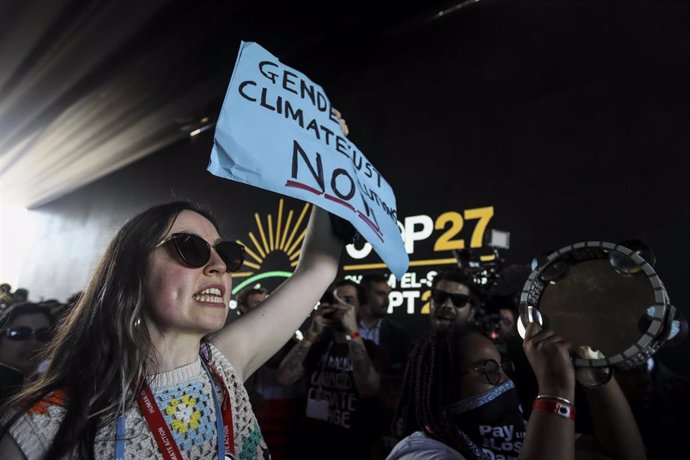 Activistas climáticos participan en la marcha de la Coalición COP27 